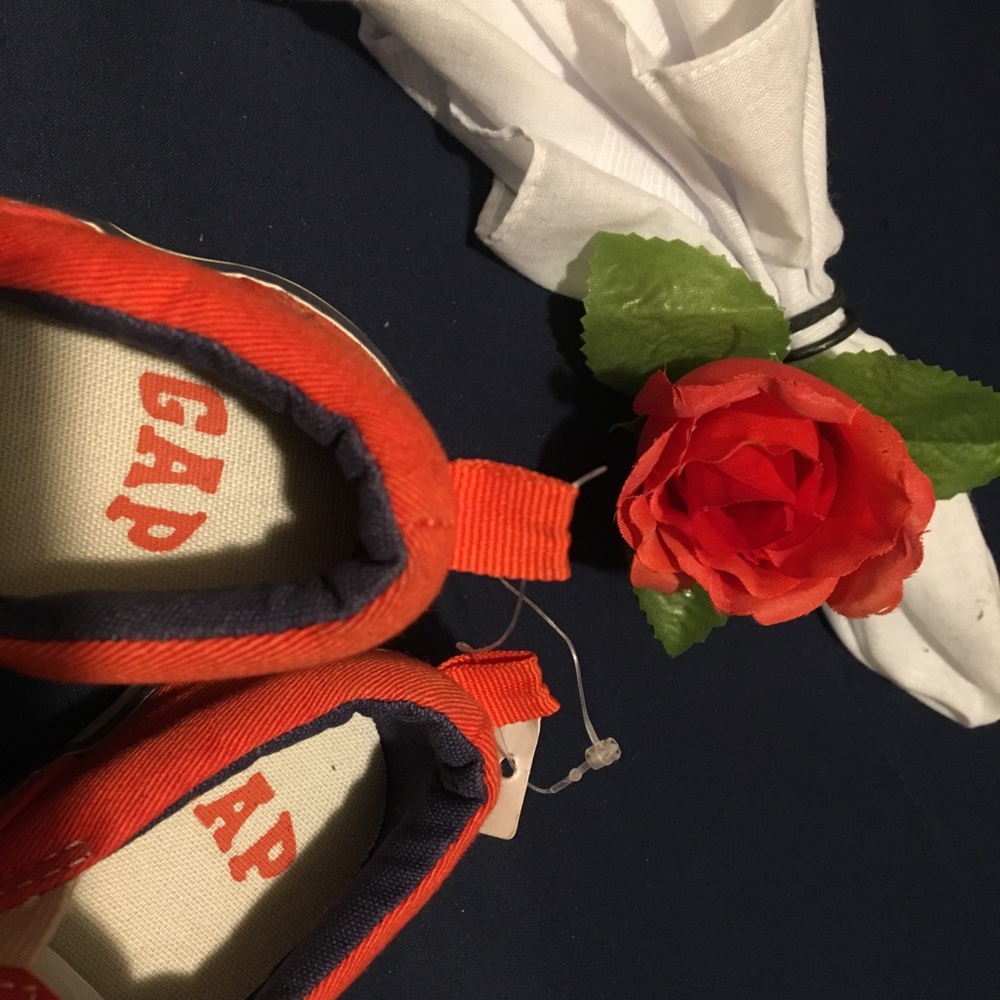 NEW Gap Slip on Tennis Shoes - Picture 2 of 7